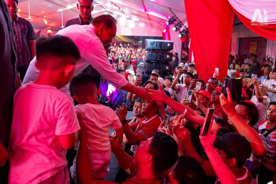 NgaKorMing's tweet photo. Insan ini tidak sempurna. 

Namun semua mengakui beliau merupakan negarawan yg sayang rakyat dan amat tekun bekerja. 

Satu undi utk PH = satu undi kepada PMX @anwaribrahim. 

Marilah kita semarakkan gelombang merah di Johor! 

Undi HARAPAN, Johor ke depan! 🎆🇲🇾

#PRNJohor https://t.co/lsH0vk5WX4