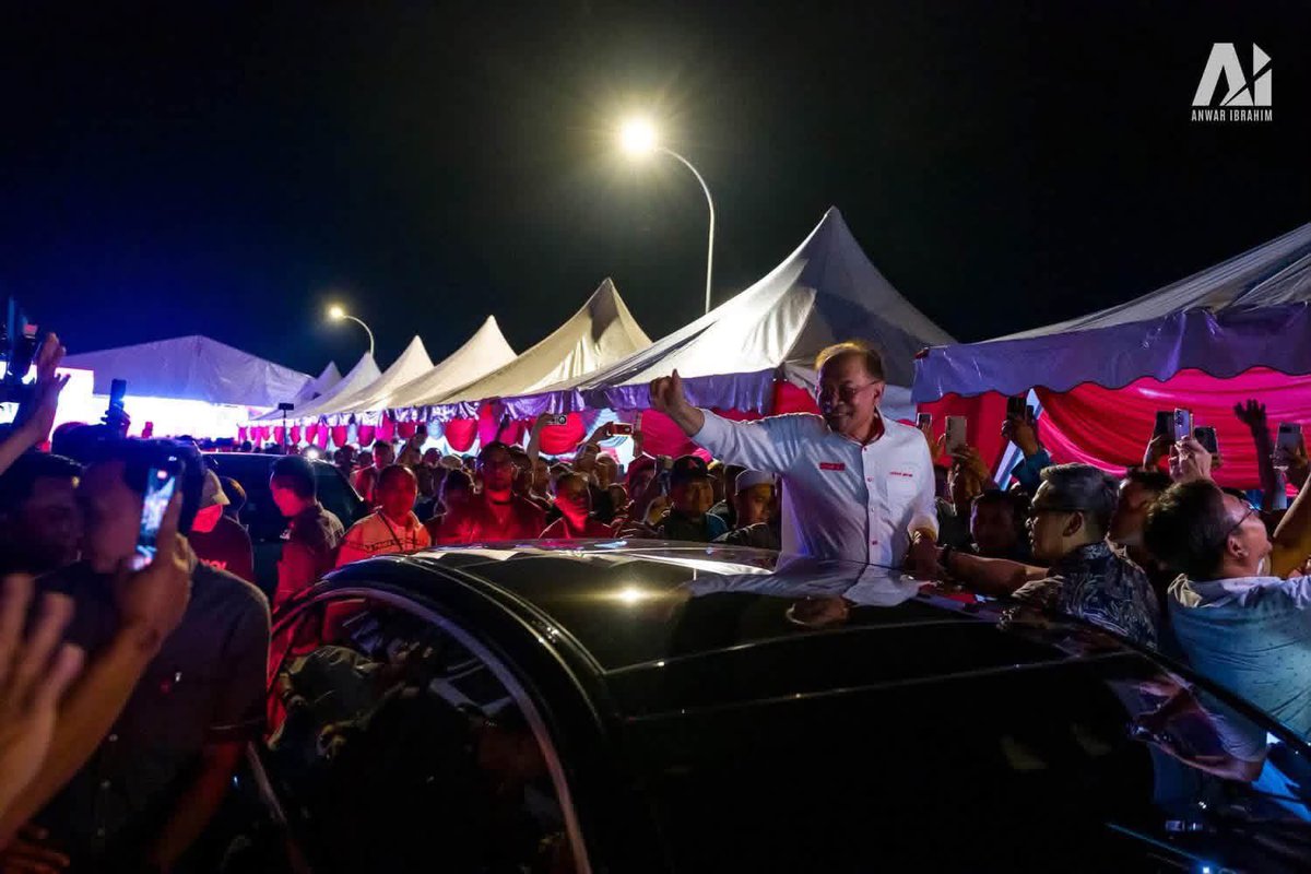 NgaKorMing's tweet photo. Insan ini tidak sempurna. 

Namun semua mengakui beliau merupakan negarawan yg sayang rakyat dan amat tekun bekerja. 

Satu undi utk PH = satu undi kepada PMX @anwaribrahim. 

Marilah kita semarakkan gelombang merah di Johor! 

Undi HARAPAN, Johor ke depan! 🎆🇲🇾

#PRNJohor https://t.co/lsH0vk5WX4