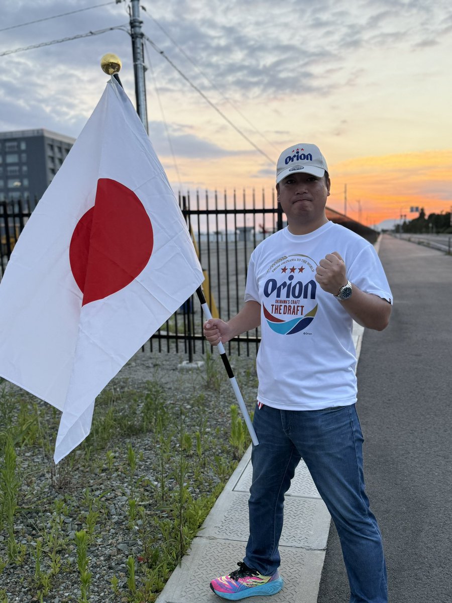 wyverns15611302's tweet photo. 佐賀駐屯地に押しかけて自衛隊の業務を妨害した中核派らを追い払いました。
今回は大学生や高校生も日の丸を持って、業務妨害したテロリストを撃退したので、感動しました。
自衛隊反対派は老人と社会の負け組系、自衛隊応援派は若者と現役世代です。これが全てを物語っています。
自衛隊ありがとう！ https://t.co/5M1UyOmfeY