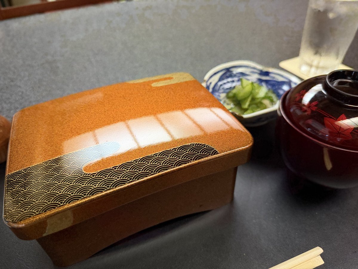 asasa0701's tweet photo. 七沢 「地焼うなぎ ひらさわ」 さんに初訪問

風情溢れる素敵な店内でいただく鰻は外はパリっと香ばしく身はふんわりと焼かれ、ツヤツヤの銀飯と一緒に頬張る至福の美味しさに大満足！ https://t.co/1ek0Y7fYU2