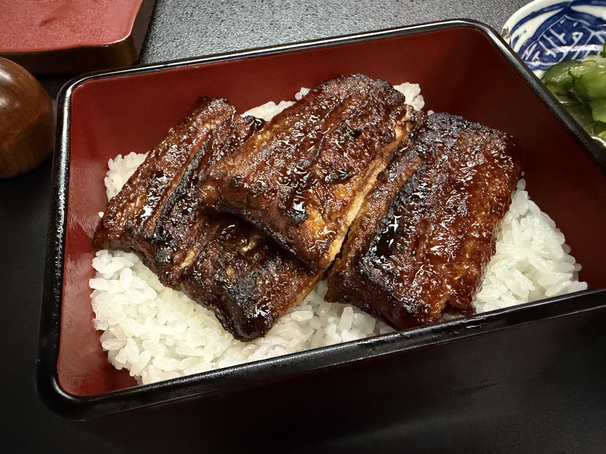 asasa0701's tweet photo. 七沢 「地焼うなぎ ひらさわ」 さんに初訪問

風情溢れる素敵な店内でいただく鰻は外はパリっと香ばしく身はふんわりと焼かれ、ツヤツヤの銀飯と一緒に頬張る至福の美味しさに大満足！ https://t.co/1ek0Y7fYU2