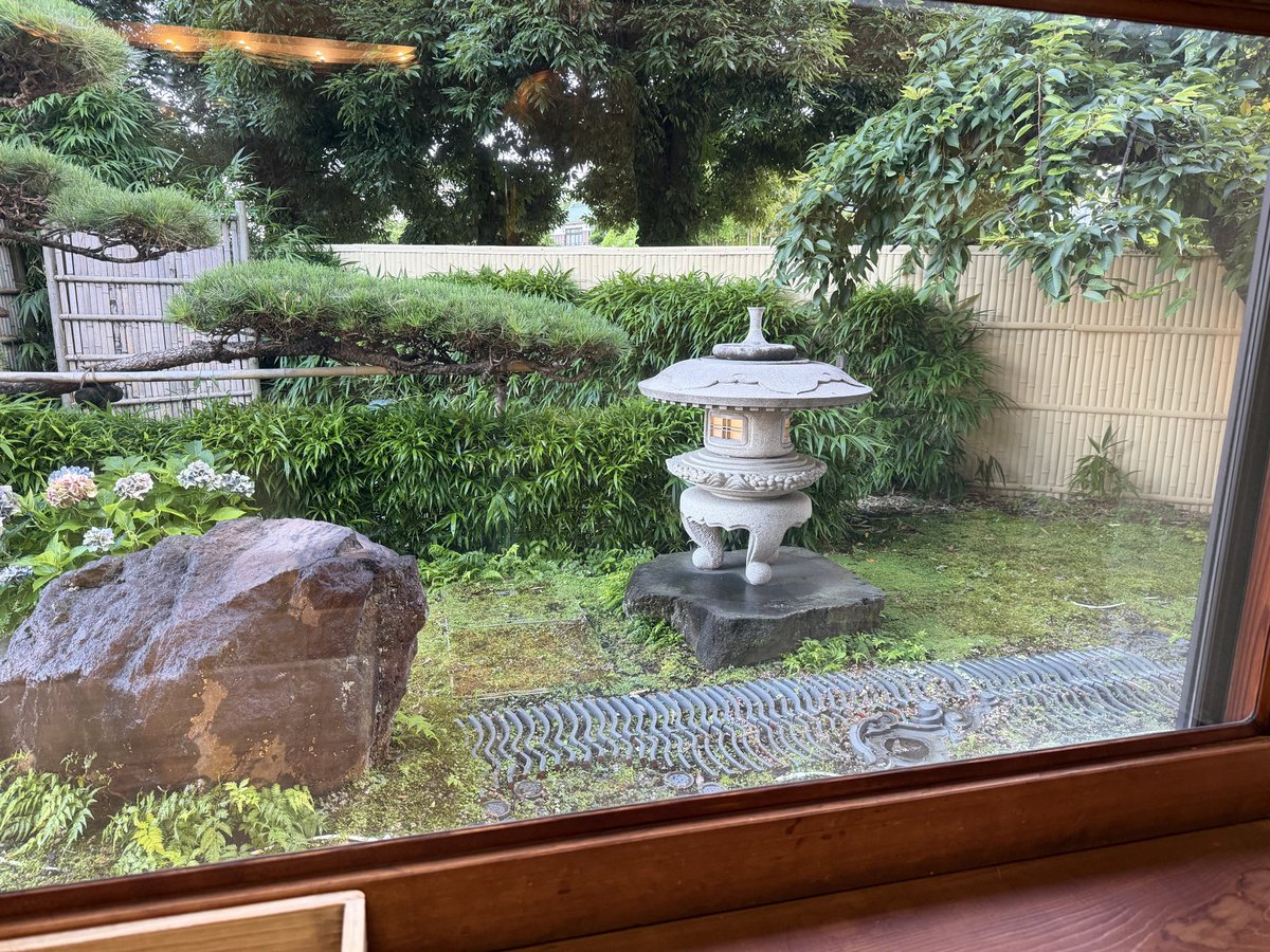 asasa0701's tweet photo. 七沢 「地焼うなぎ ひらさわ」 さんに初訪問

風情溢れる素敵な店内でいただく鰻は外はパリっと香ばしく身はふんわりと焼かれ、ツヤツヤの銀飯と一緒に頬張る至福の美味しさに大満足！ https://t.co/1ek0Y7fYU2