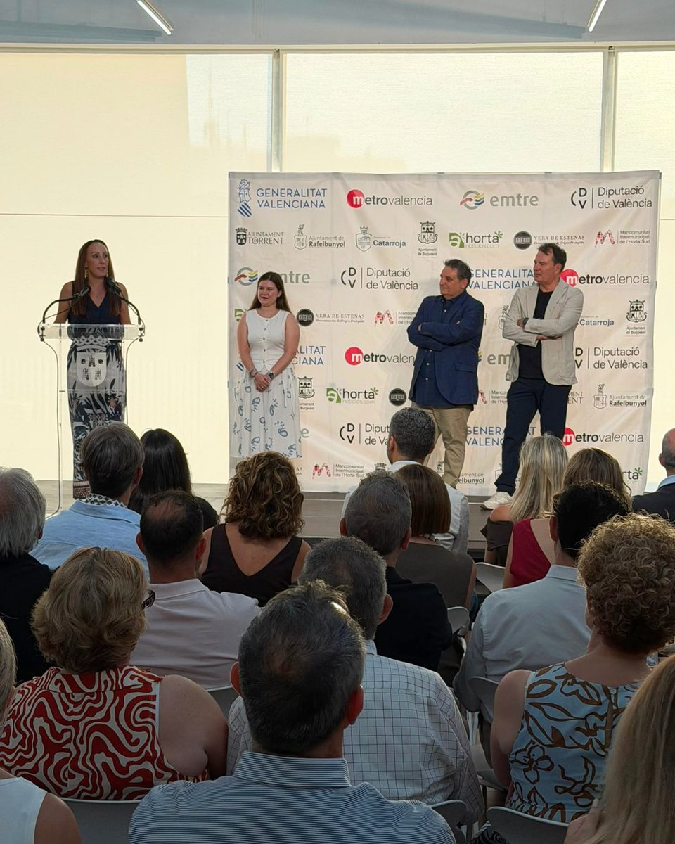 Emtre_AMV's tweet photo. Ayer asistimos a la gala de los premios HortaNoticias 2026. Nuestro presidente, Francisco Potenciano, entregó el Premio a la humorista @latiavisantica. ¡Enhorabuena a Hortanoticias y a todas las personas premiadas! 👏👏 https://t.co/KI2kipiHXd
