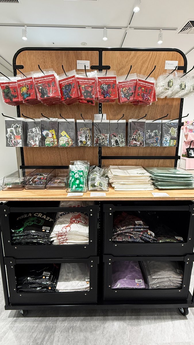 natalie_store's tweet photo. 【POP Culture Style IKEBUKURO】
池袋にオープンした「POP Culture Style IKEBUKURO」にて、「ドロヘドロ」のグッズを販売中！

空腹虫Tシャツや悪魔Tシャツ、ステッカーセットなど、人気アイテムを取りそろえています。
実際に手に取って購入できるのはここだけ！
ぜひご来店ください🥟

📍東京都豊島区東池袋一丁目14番1号 池袋スクエア 2階
🔗https://t.co/fZ7Hd30Rm5