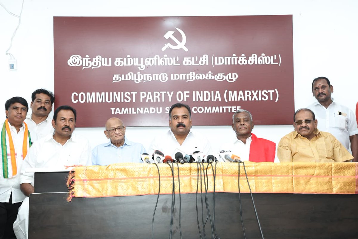 INCTamilNadu's tweet photo. இந்திய கம்யூனிஸ்ட் கட்சி (மார்க்சிஸ்ட்) மாநிலச் செயலாளர் தோழர் திரு. பெ. சண்முகம் மற்றும்  மூத்த தலைவர்களை, அக்கட்சியின் மாநில அலுவலகத்தில் தமிழ்நாடு காங்கிரஸ் கமிட்டி தலைவர் திரு. ப. மாணிக்கம் தாகூர், எம்.பி. அவர்கள் மரியாதை நிமித்தமாக சந்தித்தார்.

இந்தச் சந்திப்பின்போது, சட்டமன்ற காங்கிரஸ் கட்சித் தலைவரும், தமிழ்நாடு அரசின் சுற்றுலாத்துறை அமைச்சருமான மாண்புமிகு செ. ராஜேஷ்குமார், நாடாளுமன்ற முன்னாள் உறுப்பினர் திரு. சா. பீட்டர் அல்போன்ஸ் மற்றும் காங்கிரஸ் நிர்வாகிகள் உடனிருந்தனர்.
