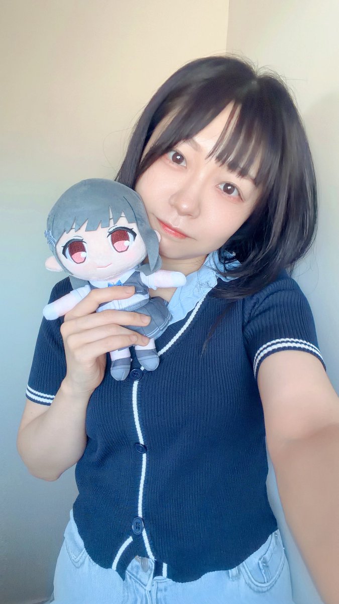_amahina_'s tweet photo. 我が家に着任した早潮と一緒に📸✨️
うちの子もオシャレさんで、お腹まわりのシャツを少し捲っててお腹チラ見せしてます🫣

お迎えしてくれた提督の皆様ー！
改めて早潮をよろしくね🫶🏻💕

 #艦これ https://t.co/xtPx4esm6l