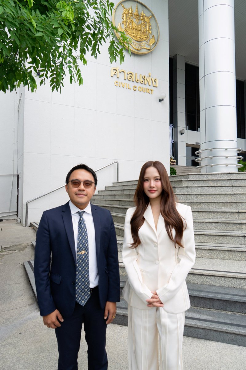 webstarupdate's tweet photo. ฟรีน สโรชา #srchafreen เข้าไกล่เกลี่ยคดีกับอดีตต้นสังกัด เจรจาหาข้อยุติ เหตุบริษัทเก่าค้างเงินค่าจ้าง ศาลแพ่งนัดไกล่เกลี่ยอีกรอบ ฝ่าย ฟรีน หวังคดีจบด้วยดี

กรณี บริษัท โซเลน เอ็นเตอร์เทนเมนท์ จำกัด ต้นสังกัดและบริษัทของ “ฟรีน สโรชา จันทร์กิมฮะ” ศิลปินนักแสดงชื่อดัง ออกแถลงการณ์ว่า บริษัท ไอดอล แฟคทอรี่ จำกัด อดีตต้นสังกัดเก่าของ “ฟรีน สโรชา” ค้างเงินค่าจ้าง มูลค่าที่ยังค้างจ่ายคงเหลือประมาณ 8 ล้านบาท โดยยื่นฟ้องต่อศาลแพ่ง เพื่อเรียกร้องเงินค่าจ้างจากอดีตต้นสังกัดเก่าตามที่ปรากฏเป็นข่าวไปแล้ว

ความคืบหน้าคดีนี้ ที่ศาลแพ่ง ถนนรัชดาภิเษก เมื่อเวลา 09.00 น. วันที่ 10 กรกฎาคม 2569 ศาลนัดไกล่เกลี่ยข้อพิพาท ระหว่าง ฟรีน สโรชา จันทร์กิมฮะ โจทก์ ยื่นฟ้อง บริษัท ไอดอล แฟคทอรี่ จำกัด เป็นจำเลย เรื่องสัญญาค่าจ้าง เรียกร้องค่าจ้างและส่วนแบ่งรายได้ตามสัญญา ที่ยังไม่ได้รับตามข้อตกลง รวม 8 ล้านบาทเศษ 
สำหรับนัดไกล่เกลี่ยวันนี้ ฝ่ายโจทก์และจำเลยได้เข้าร่วมกระบวนการไกล่เกลี่ยตามนัด โดย ฟรีน สโรชา เดินทางมาพร้อมกับ นายไพศิษฐ์ มุนิสชานนท์ (ทนายเจนไพศิษฐ์) ทนายความส่วนตัว เข้าเจรจา ยื่นข้อเสนอ เพื่อหาแนวทางยุติข้อพิพาทร่วมกัน อย่างไรก็ตาม การเจรจาไกล่เกลี่ยในวันนี้ยังไม่สามารถหาข้อยุติได้ โดยทั้งฝ่าย ฟรีน สโรชา ขอนำข้อเสนอจากฝ่ายอดีตต้นสังกัดไปพิจารณาอีกครั้ง
ภายหลัง ฟรีน สโรชา เปิดเผยว่า ยังคงหวังว่าข้อพิพาทครั้งนี้จะสามารถหาข้อยุติได้ด้วยดี หากสามารถตกลงกันบนพื้นฐานของความเป็นธรรมและเคารพสิทธิของทุกฝ่าย ก็ถือเป็นผลดี แต่หากไม่สามารถตกลงกันได้ ก็พร้อมให้กระบวนการยุติธรรมดำเนินการตามกฎหมายต่อไป