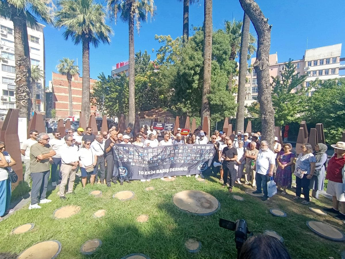 izmirHdk's tweet photo. 10 Ekim Barış Derneği tarafından  her ayın 10'unda Ankara'da yapılan 10 Ekim Ankara Garı Katliamı ay anması, NATO Zirvesi yasakları nedeniyle  İzmir Alsancak bulunan 10 Ekim anıtında yapıldı.HDK İzmir Meclisi olarak katıldık.
HDK İzmir Meclisi https://t.co/ups9JgdSGr