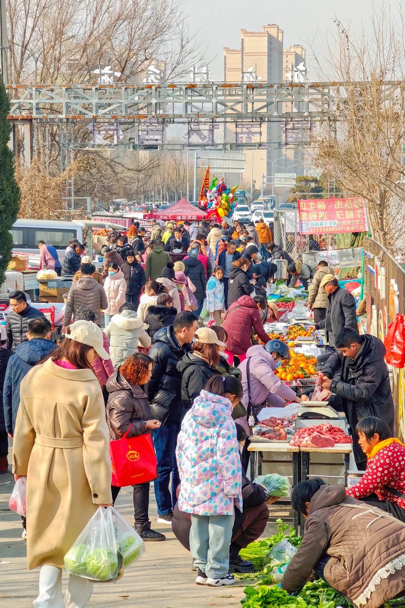 chrizz85's tweet photo. Walked past a street corner market at golden hour—local vendors laughing, the scent of roasted peanuts in the air. Small, perfect moments hit different. https://t.co/CryXIo3Bj0