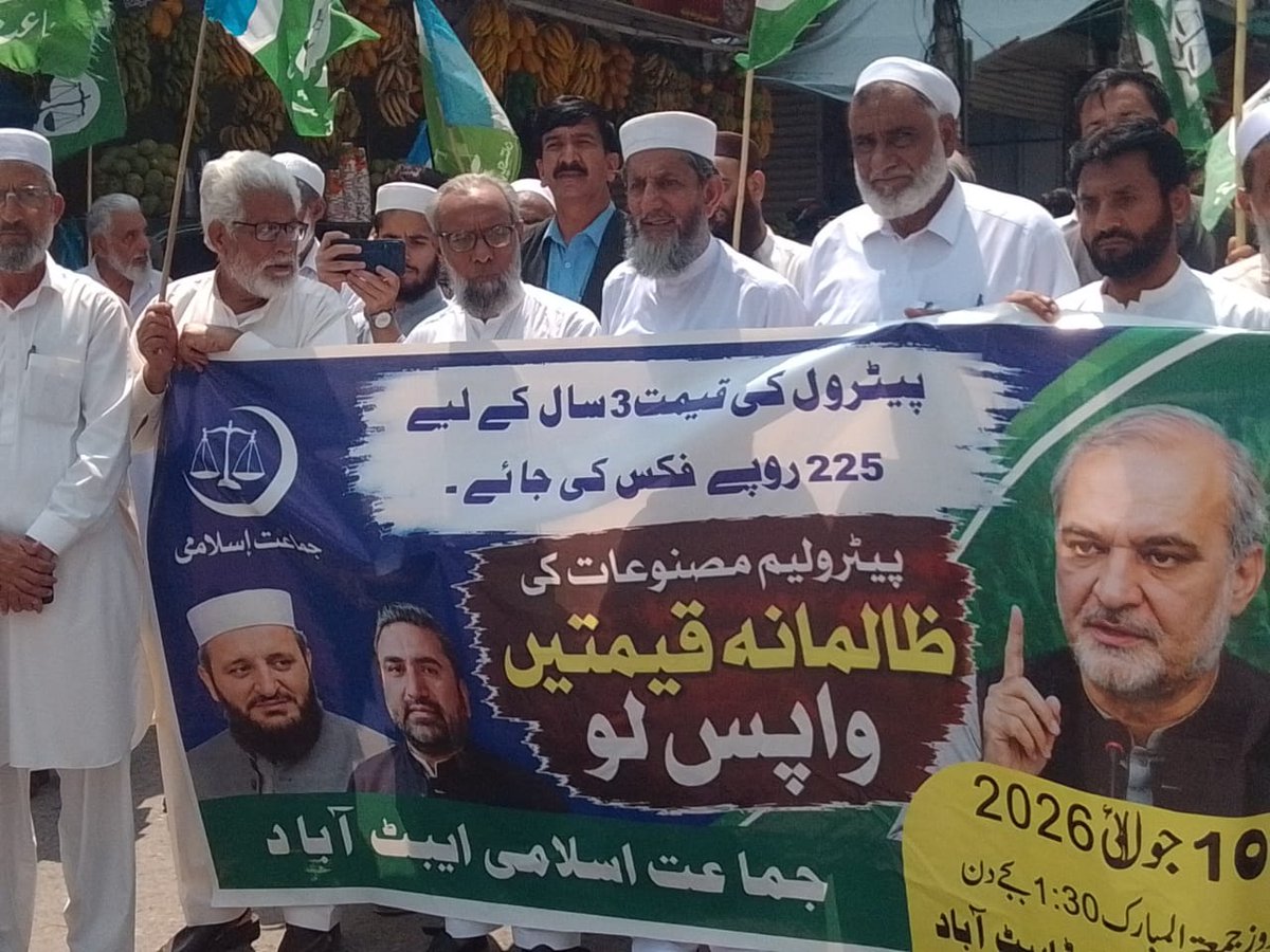 FaadiSays's tweet photo. Abbottabad protst
   #پیٹرول_سستا_کرو https://t.co/Kc8bCEA0y1