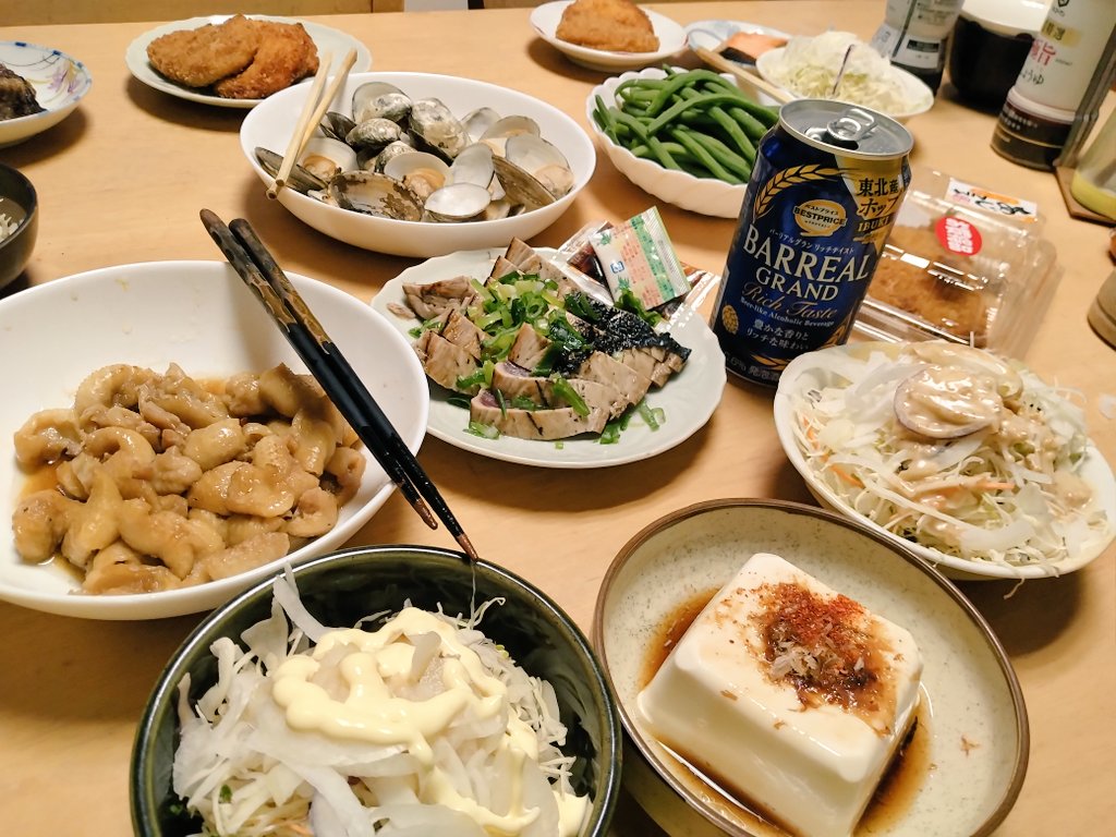 dead072's tweet photo. お疲れ❗️日本🇯🇵❗️
金曜、そして今週も終わり🙌
暑かったですね〜晩酌で水分補給🍺
今夜は〜鶏皮煮❗️カツオのたたき❗️ハマグリの酒蒸し❗️インゲンを茹でただけのやつ😅その他諸々〜
＃晩酌　#バーリアルリッチテイスト https://t.co/OOziMFtUQw