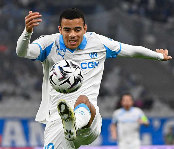 onuryazicioglu's tweet photo. Mason Greenwood'dan ne beklemeliyiz?

Büyük oranda bir maçını bile izlemeden "alalım" goygoyuna katılan çok fazla insan olduğu için, oyuncudan beklentinin de çok yükseldiğini görüyorum. 

Şöyle bir oyuncu yok. Kendi başına alsın herkesi çalımlayıp, 2 gol atıp maçı kazansın. Ligi kendi başına kırsın. 

Bakın böyle bir oyuncu yok. Bugünün futbolunda böyle bir şey yok. Çok para verirsek ancak rakibe yetişiriz. Bunlar yok. 

Mason Greenwood, forvetleşen bir kanat oyuncusu. Çok yetenekli. Çift ayaklı. Çift ayaklı olmasından kaynaklı olarak, içe ve dışa çalım atabiliyor. Net gol vuruşları var.

Fakat oyun kurgusunu belirleyecek bir oyuncu değil. Bakın altını çiziyorum. Çocuktan böyle şeyler beklemesin kimse. Skill videolarından baktığınız zaman oyunda sürekli bu işleri yapıyor zannedebilirsiniz. Bu kadar para verdik nerede bu adam diye gaza gelmeyin maçlarda. Arada bir sahneye çıkacak ve oralarda işi bitirecek. 

Ödenen parayı ve "onlar da Osimhen'e gömdü" kısmını hemen unutmamız gerekiyor. Futbolda maçlar harcanan paralarla kazanılmıyor. 

Artı benim bildiğim Türk medyası, transfer süresince gündeme getirmediği konuları, Fenerbahçe'nin zor duruma düştüğü dönemlerde hemen raftan indirir, önünüze sürer. Bu özel hayat meselesinde taraftarın hiçbir dolmuşa binmemesi lazım. Bakın o karnınızla da oynayacaklar. 

Dünya Kupası'nda çok benzer özellikleri olan Rashford, hiçbir maçı kendi başına çeviremedi, döndüremedi. Greenwood'un tıkandığı maçlar da olacaktır. O maçlardan sonra SAÇ'tır, Murat Aşık'tır, Nihat Kahvecidir, Tümer Metin'dir... Hemen sallamaya başlayacaklar. Onların laflarıyla doldurmayın her yeri. 

Çok iyi ama çok hassas noktaları olan bir transfer yaptık. Gün gelecek oyuncuyu satmak gerekecek. En Nesyri durumuna düşürmememiz şart. 

Herkesin sahiplenmesi gereken bir oyuncu. Kayıtsız şartsız.