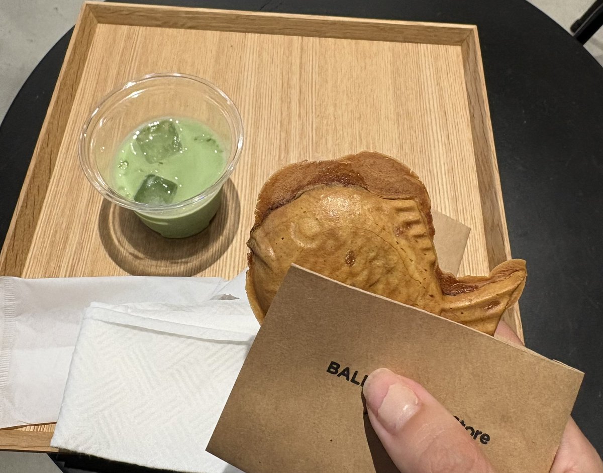 moco__cosme's tweet photo. BALMUDA Summer Drink Stand
📍表参道駅から徒歩約5分

近くにいたので便乗🤭
4種の選べるドリンクが無料で
250円で鯛焼き作りができたり
温かいスコーンがいただける♡

洗練された空間だった...✨
普段お目当てないと中々入りづらいからイベント有り難い🙂‍↕️

イベントは8月いっぱいとのこと！ https://t.co/GE19G4fIs5