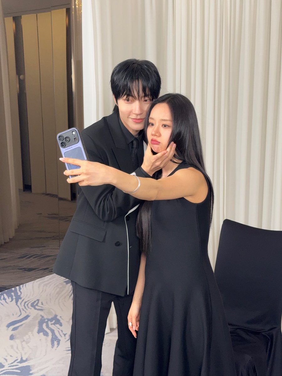 KodhitHD's tweet photo. นับถอยหลังรอสุด ๆ อีกไม่กี่วันก็จะได้ดูคู่นี้แล้ว ฮวังอินยอบ x ฮเยริ 💕

ซีรีส์ "Dream To You" บอกเล่าเรื่องราวของคนสองคนที่เคยมีความฝันเดียวกัน แต่เลือกเดินบนเส้นทางชีวิตที่แตกต่างกัน

อูซูบิน (#ฮวังอินยอบ) ผู้กำกับภาพยนตร์ที่ประสบความสำเร็จและทำความฝันของตัวเองให้เป็นจริงได้แล้ว ขณะที่ จูอีแจ (#ฮเยริ) นักข่าวสาวที่ต้องดิ้นรนกับชีวิต จนค่อย ๆ หลงลืมความฝันที่เคยมี

เมื่อทั้งคู่กลับมาพบกันอีกครั้ง ความสัมพันธ์ที่เคยเลือนหาย และความฝันที่ถูกเก็บซ่อนไว้ อาจกลับมาส่องประกายอีกครั้ง

13 กรกฎาคมนี้ ดูได้ที่ #Viu
.
.
#DreamToYou #เติมฝันในใจเธอ #HwangInYoup #Hyeri
