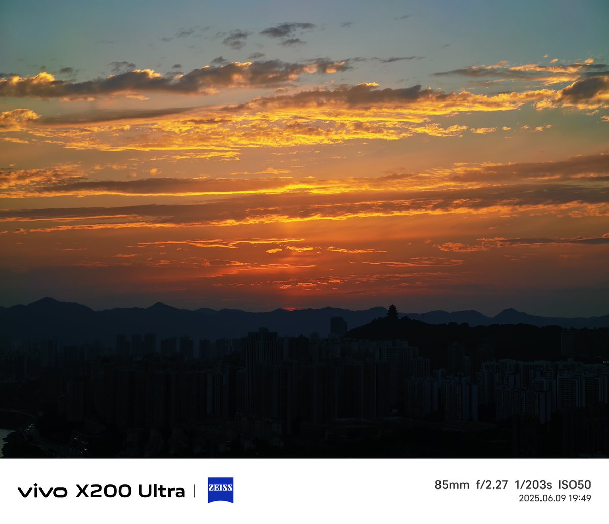 lesestoffe's tweet photo. Our campus Photography Club is hosting a sunset photo walk this Friday at 5PM! Grab your cameras, meet at the main library entrance. All skill levels welcome—perfect shots + new friends guaranteed! ， https://t.co/0KHQEdhjFc