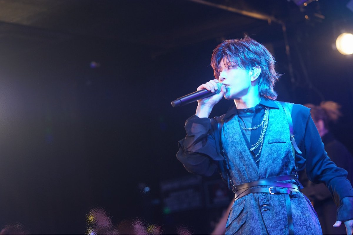 aoi_official's tweet photo. 168 TOUR'26「君に降る雨を、僕は音にする。」　
池袋EDGE公演のアーカイブ視聴が
明後日の日曜日までできます🌻
週末のお供に是非！
ご飯もお酒も進みますし
よく寝れるようになりますよ😌

キラキラしたゆきおさんと🍶
キラキラスマイルペイ兄さんと🥃
ギラギラしたあおちゃん😈

【配信特設ページ】
https://t.co/UCMlh2yYI5

Photo by @shinyakizakura