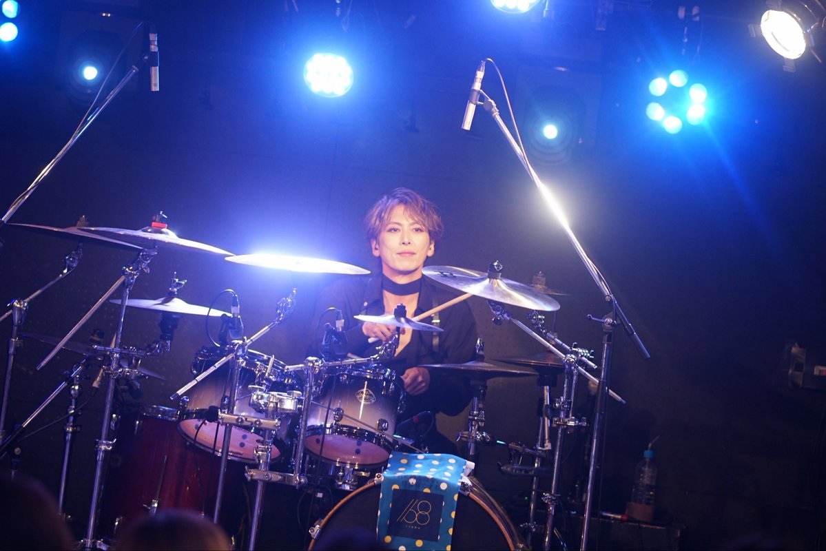 aoi_official's tweet photo. 168 TOUR'26「君に降る雨を、僕は音にする。」　
池袋EDGE公演のアーカイブ視聴が
明後日の日曜日までできます🌻
週末のお供に是非！
ご飯もお酒も進みますし
よく寝れるようになりますよ😌

キラキラしたゆきおさんと🍶
キラキラスマイルペイ兄さんと🥃
ギラギラしたあおちゃん😈

【配信特設ページ】
https://t.co/UCMlh2yYI5

Photo by @shinyakizakura
