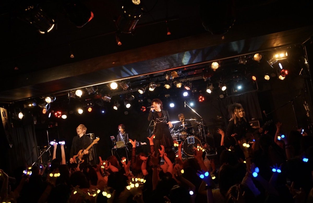 aoi_official's tweet photo. 168 TOUR'26「君に降る雨を、僕は音にする。」　
池袋EDGE公演のアーカイブ視聴が
明後日の日曜日までできます🌻
週末のお供に是非！
ご飯もお酒も進みますし
よく寝れるようになりますよ😌

キラキラしたゆきおさんと🍶
キラキラスマイルペイ兄さんと🥃
ギラギラしたあおちゃん😈

【配信特設ページ】
https://t.co/UCMlh2yYI5

Photo by @shinyakizakura