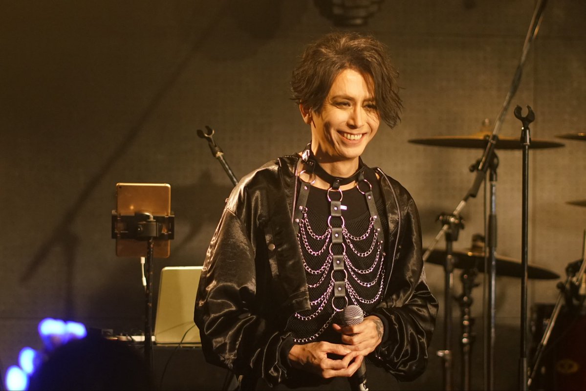 aoi_official's tweet photo. 168 TOUR'26「君に降る雨を、僕は音にする。」　
池袋EDGE公演のアーカイブ視聴が
明後日の日曜日までできます🌻
週末のお供に是非！
ご飯もお酒も進みますし
よく寝れるようになりますよ😌

キラキラしたゆきおさんと🍶
キラキラスマイルペイ兄さんと🥃
ギラギラしたあおちゃん😈

【配信特設ページ】
https://t.co/UCMlh2yYI5

Photo by @shinyakizakura