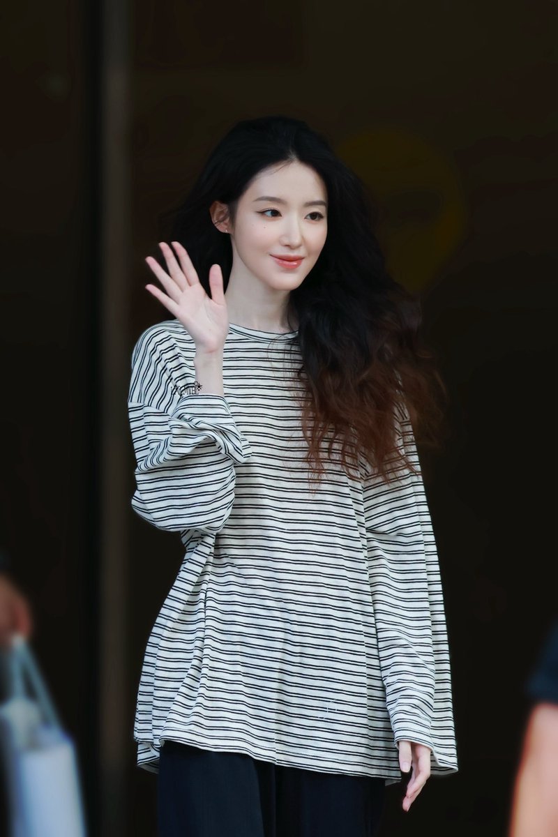 lklmybl's tweet photo. 260710 Music Bank🖤🤍

#슈화 #SHUHUA #舒華 #舒华
#여자아이들 #シュファ #아이들                                                  

#GIDLE #idle https://t.co/3Zq2SzkfqS