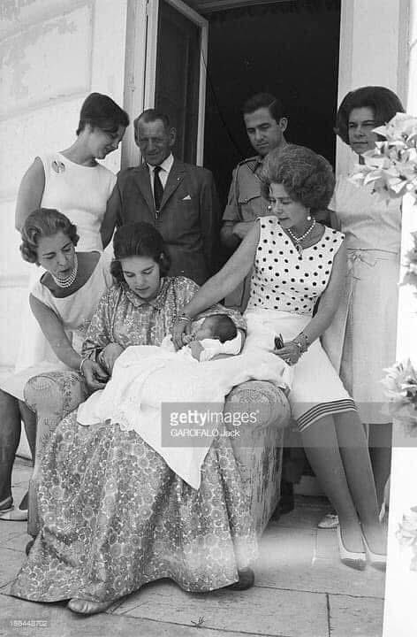 VBeaumel's tweet photo. Le 10 juillet 1965,
🇬🇷✨ 🇩🇰 Naissance de SAR la Princesse Alexía de Grèce et de Danemark.
1er enfant de LLMM le Roi Constantin Il (1er juin 1940 - 10 janvier 2023) et la Reine Anne-Marie de Grèce, née SAR la Princesse Anne-Marie de Danemark (née le 30 août 1946). https://t.co/FfRrY7Zpmo