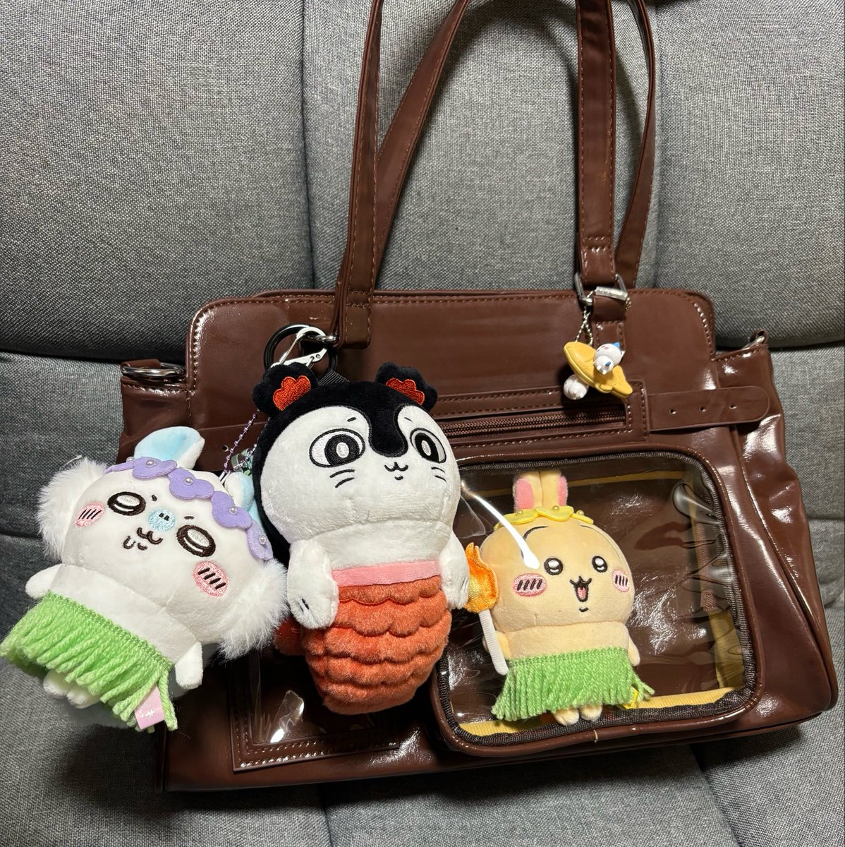 モモンガのしっぽがもふもふすぎて透明ポーチエリアに入らなかった