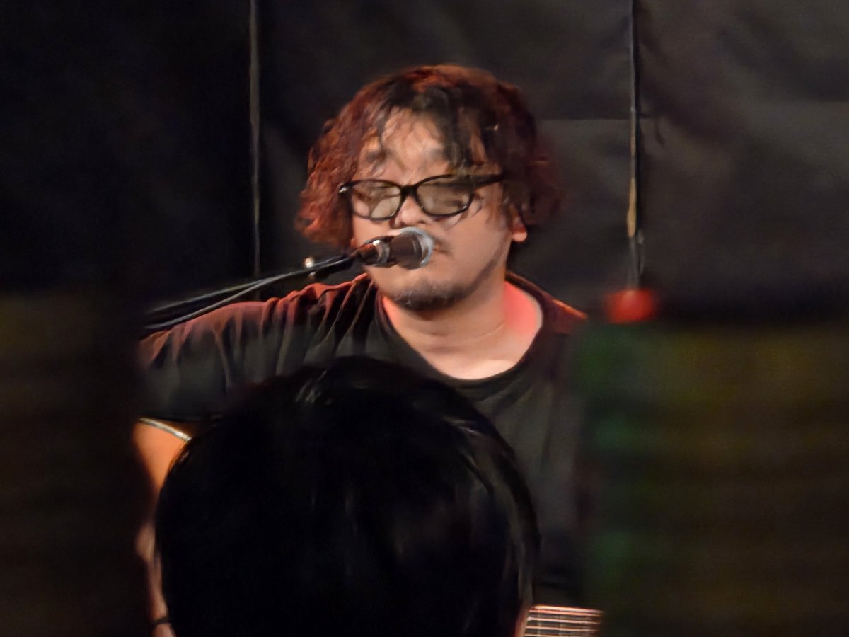 mground2013's tweet photo. 続いてはバンド｢雀色時｣のGt/Vo"らりあ"
@Raria2cm

夕暮れの家路を思い起こすような透明でノスタルジックな声とメロディ…。

バンドの様子もこちらからチェックを！
https://t.co/8X6ZDrFb9C https://t.co/j6OEROf3mJ