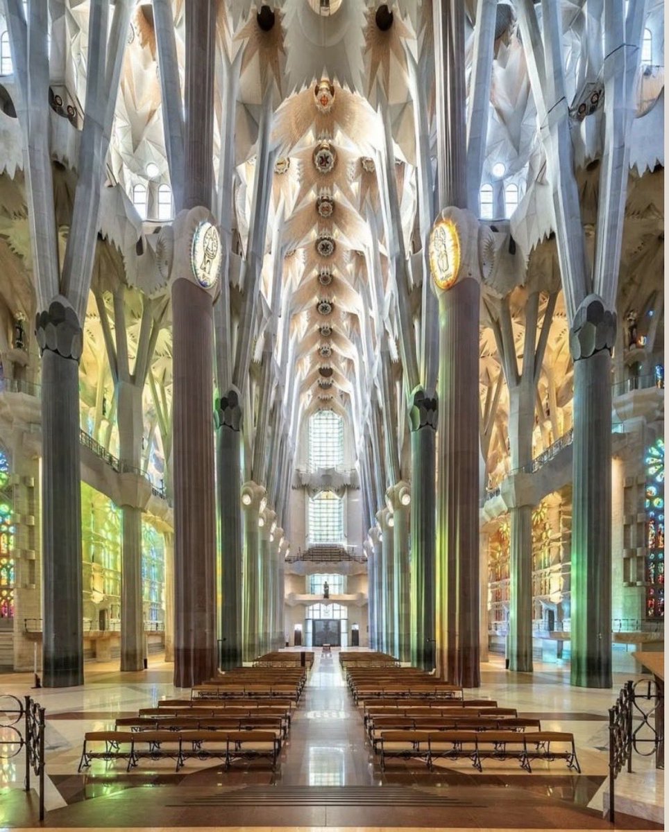 cmgorriaran's tweet photo. Esto es lo que busca la gente en tiempos de oscuridad, barbarie y montañas de basura. Claridad, elevación, propósito, asombro. Lo que da Gaudí. https://t.co/1h7EcYG1is