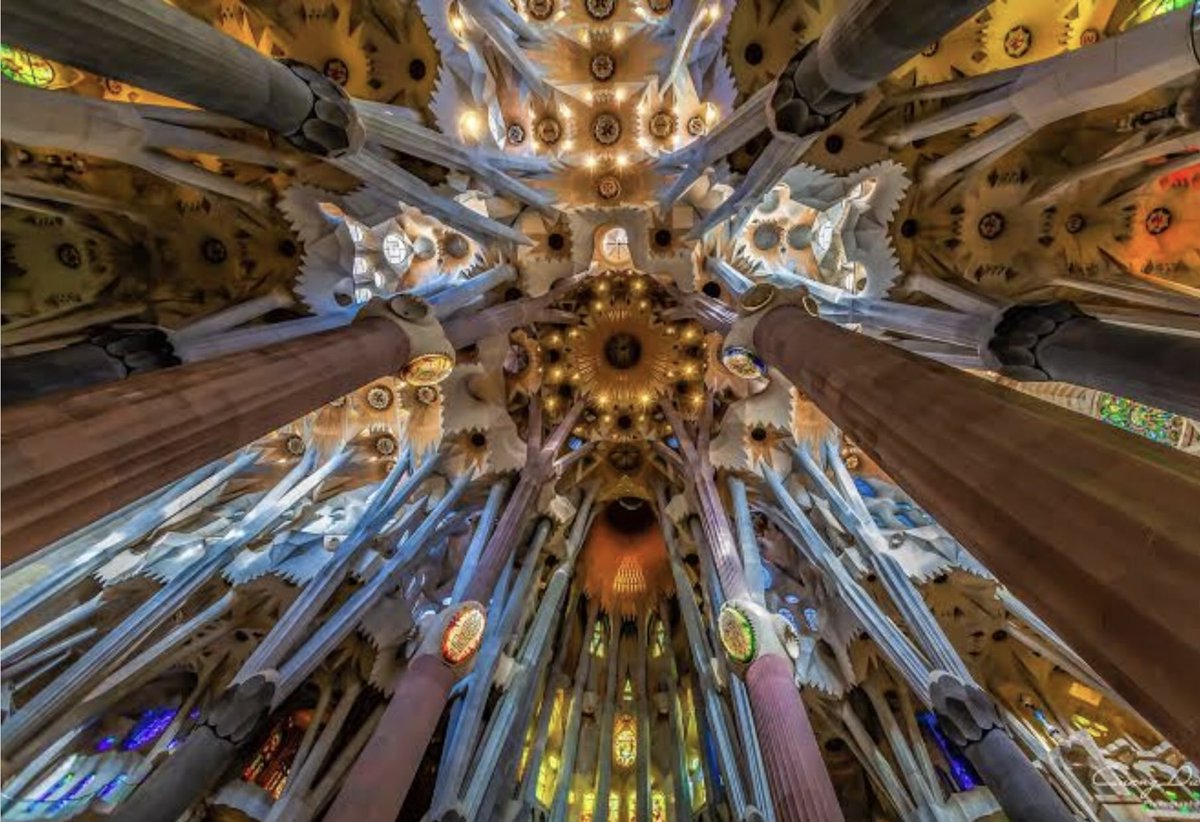 cmgorriaran's tweet photo. Esto es lo que busca la gente en tiempos de oscuridad, barbarie y montañas de basura. Claridad, elevación, propósito, asombro. Lo que da Gaudí. https://t.co/1h7EcYG1is