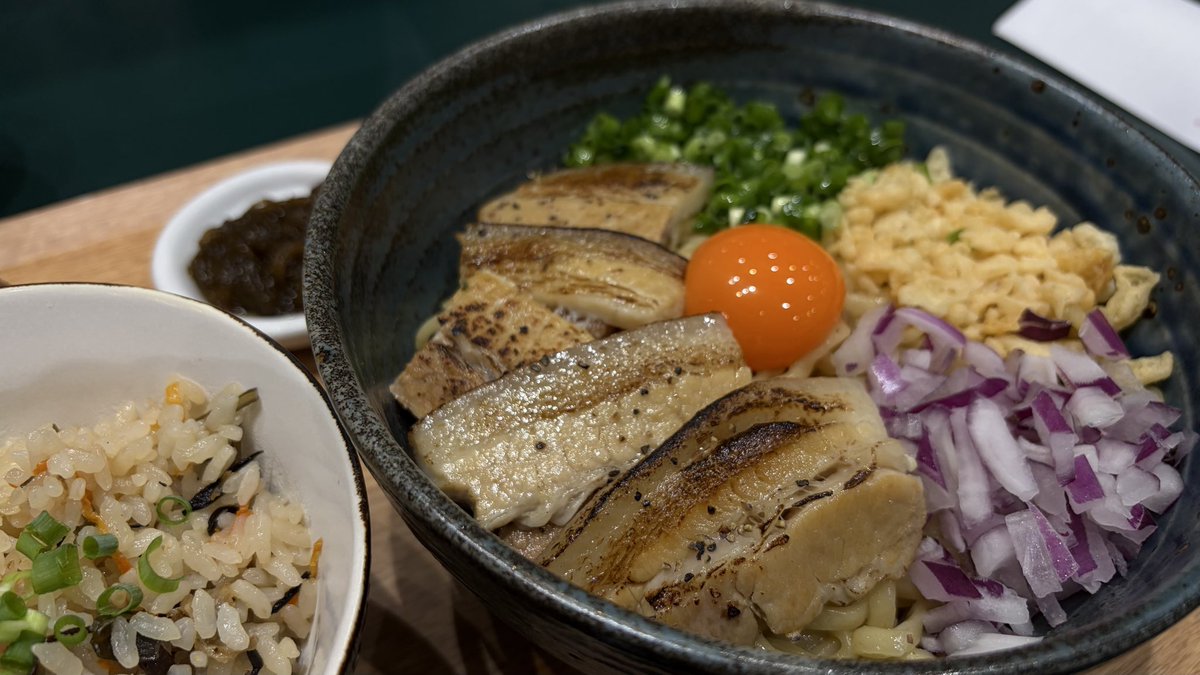 Sn18_Q's tweet photo. 気になってた沖縄まぜそば！
美味しかった〜^_^

店員さんいつ行ってもめちゃくちゃ親切だし丁寧でまた行きたくなる！😊
#真玉橋そば https://t.co/xb7u5EgloG