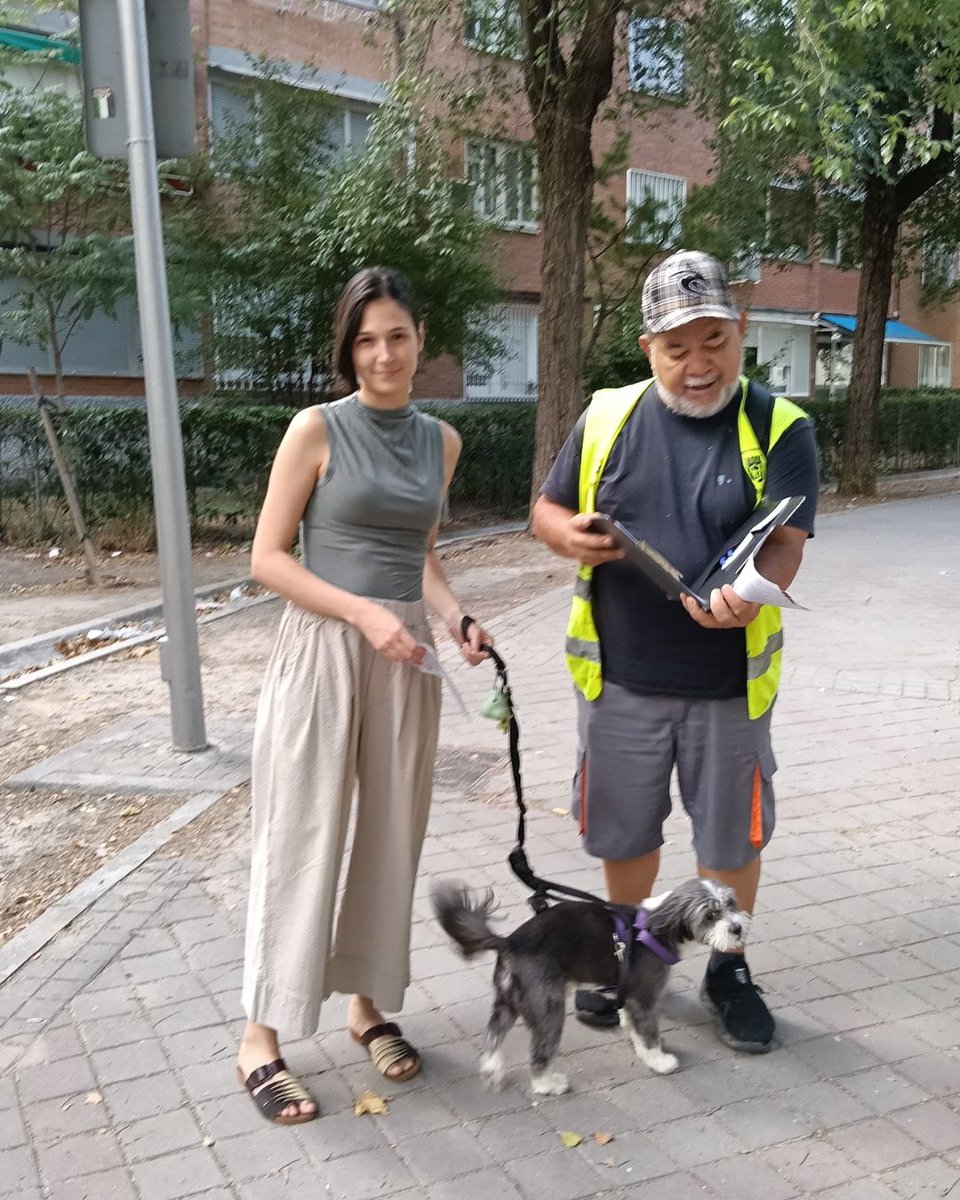 udcmoratalaz's tweet photo. 👕♻️ ¿Aún no te has cruzado con nosotros en una campaña sobre reciclaje textil?

Compartimos el folleto que repartimos en Moratalaz para promover una correcta gestión de la ropa y el calzado usados.

🌱 ¡Cada pequeño gesto cuenta! https://t.co/HXgmZ5smbt