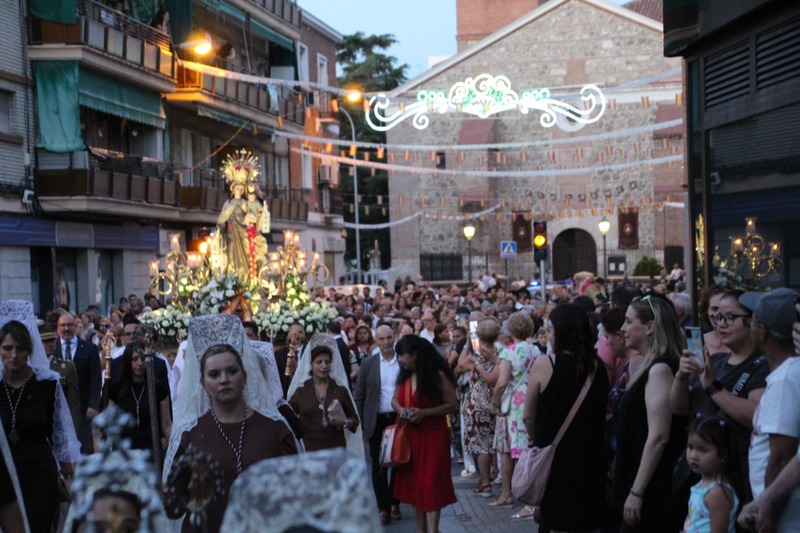 archimadrid's tweet photo. 📰Villaverde celebra a su patrona, la #VirgenDelCarmen, con una semana de cultos y tradiciones populares

➡️«Son momentos de convivencia que mantienen vivas unas tradiciones que forman parte de la identidad del barrio»

https://t.co/tE2m253691 https://t.co/EEZA7aSbD9