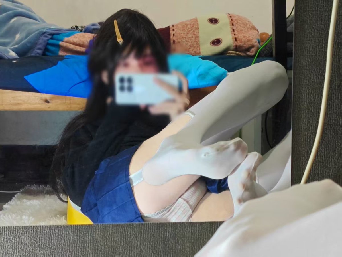 kaogang520's tweet photo. #足交 #女高 #白丝 #腿
喜欢吗 https://t.co/ch9nihpFWJ