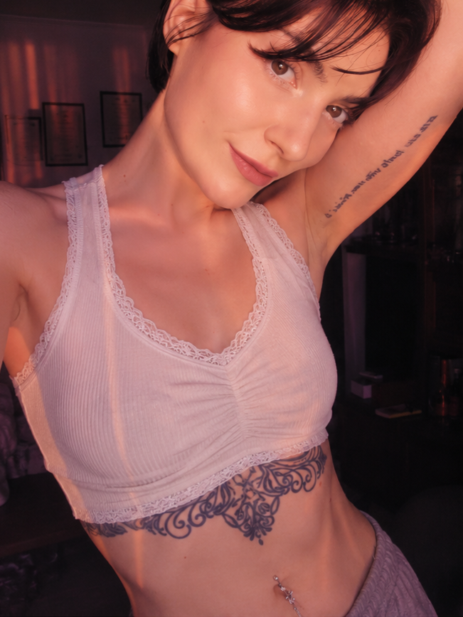 SaraLee_is's tweet photo. Fancied some 90s aesthetic while writing the last chapter of #BuildMeANewLore
Then instagram offered a hell of a soundtrack https://t.co/wTEl41Q1OT