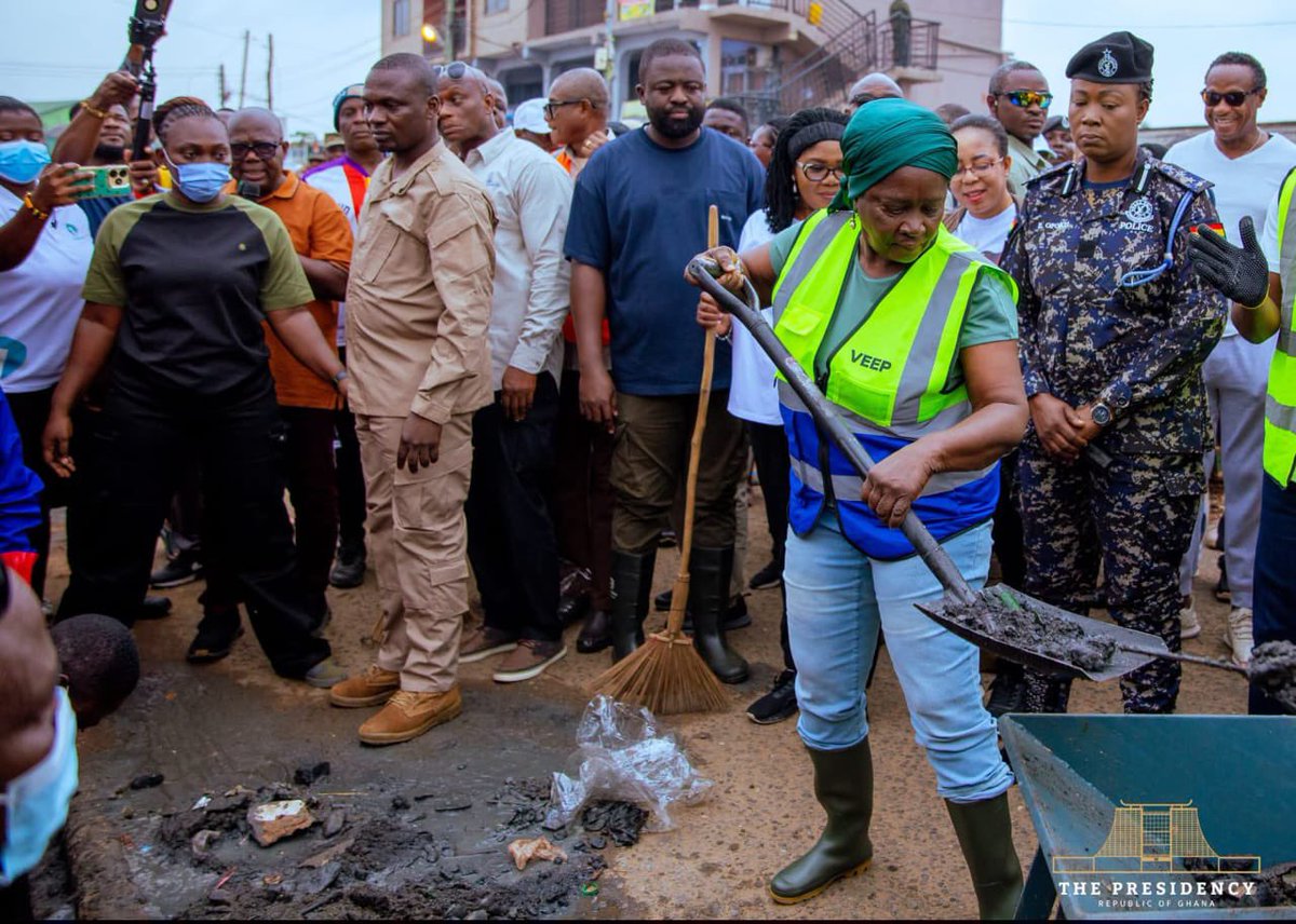 Bridget_Otoo's tweet photo. The National General Cleaning Exercise started this morning,  H.E. @NJOAgyemang participating in clean-up activities at the Nungua Market and around the Presidential precincts. H. E @JDMahama is expected to join the nationwide exercise  at various places within the Accra Metropolis to reaffirm the Government’s commitment to environmental sanitation and shared civic responsibility.

#NationalGeneralCleaningExercise
#ResettingGhana