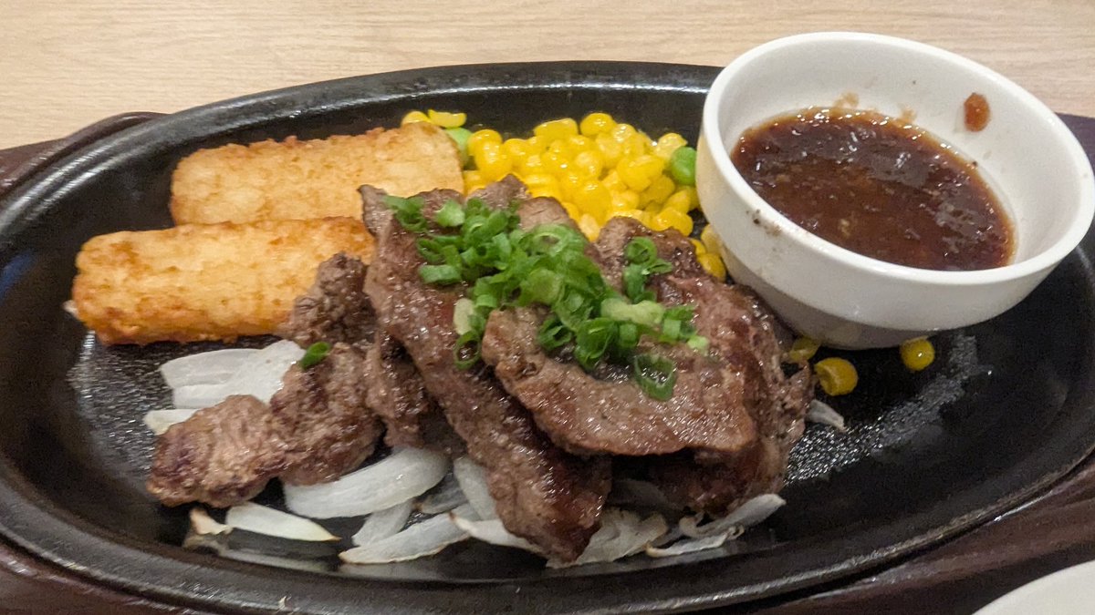 elvisbono's tweet photo. 1年ぐらい前にステーキが喉に詰まってほんと死ぬかと思って、それ以来トラウマでステーキ食べてませんでしたが今日カットステーキですがなるべく小さくカットして頂いて大丈夫でした。美味しかったトラウマ克服出来て良かった(^^) https://t.co/54mjxzB6c6