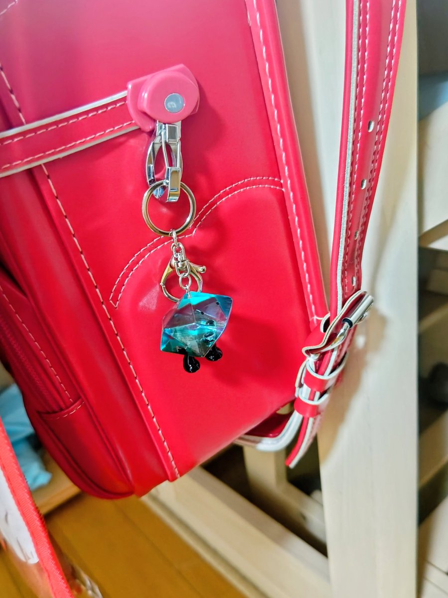 Naonao23139439's tweet photo. 「ランドセルに付けたら可愛くない🩵🎒」って娘に取られたꉂ🤣𐤔
小学5年生お友達に羽生くんのグッズ自慢してもらいましょ😎✌🏻💕ってことで もう1つ購入します🛒💭
#Prequel
 #羽生結弦 https://t.co/3jQ91uRSUC