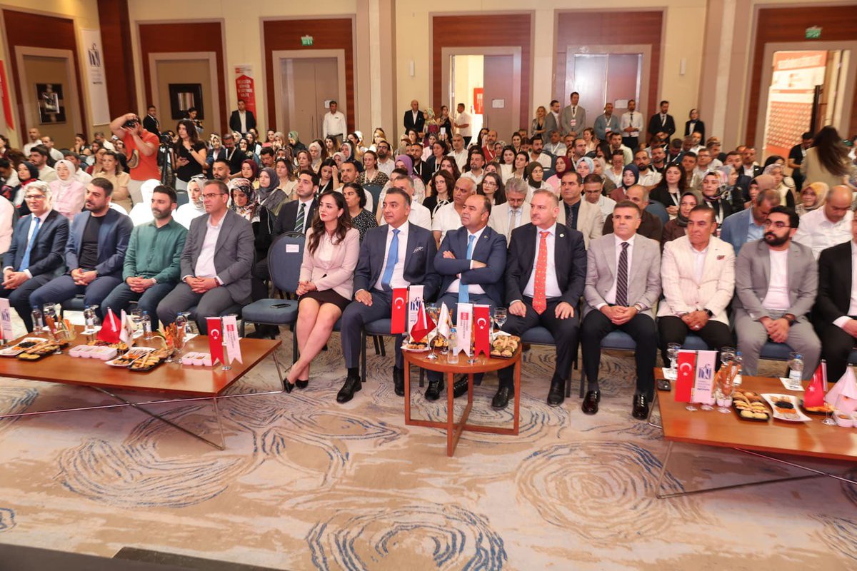 hrumedya's tweet photo. Rektörümüz Prof. Dr. Mehmet Tahir Güllüoğlu, “Geleceğin Dünyası ve Eğitimde Kalite” Uluslararası Paneline Katıldı

Rektörümüz Prof. Dr. Mehmet Tahir Güllüoğlu, Uluslararası Eğitim Kalite Sistemleri Derneği (UEKS), Şanlıurfa İl Milli Eğitim Müdürlüğü ve Finnish Education System Institute (FESIN) iş birliğiyle düzenlenen “Geleceğin Dünyası ve Eğitimde Kalite” başlıklı uluslararası panele katılarak programda bir konuşma gerçekleştirdi.

Alanında uzman akademisyenler, eğitim yöneticileri ve uluslararası eğitim profesyonellerini bir araya getiren panelde, eğitimin geleceği, kalite sistemleri, dijital dönüşüm ve uluslararası eğitim uygulamaları ele alındı.

Programda konuşan Rektörümüz, bilgi çağında üniversitelerin yalnızca bilgi üreten kurumlar değil, aynı zamanda toplumsal dönüşüme yön veren yapılar olduğunu belirterek; eğitimde kalite anlayışının sürekli gelişim, yenilikçilik ve uluslararası iş birlikleriyle güçlenebileceğini ifade etti. Üniversitelerin kamu kurumları ve uluslararası paydaşlarla gerçekleştirdiği ortak çalışmaların, geleceğin eğitim ekosisteminin inşasında önemli bir rol üstlendiğini vurguladı.

Üniversitemiz, eğitimde kaliteyi önceleyen, bilimsel üretimi destekleyen ve ulusal ve uluslararası iş birliklerini geliştiren çalışmalara katkı sunmaya kararlılıkla devam edecektir.