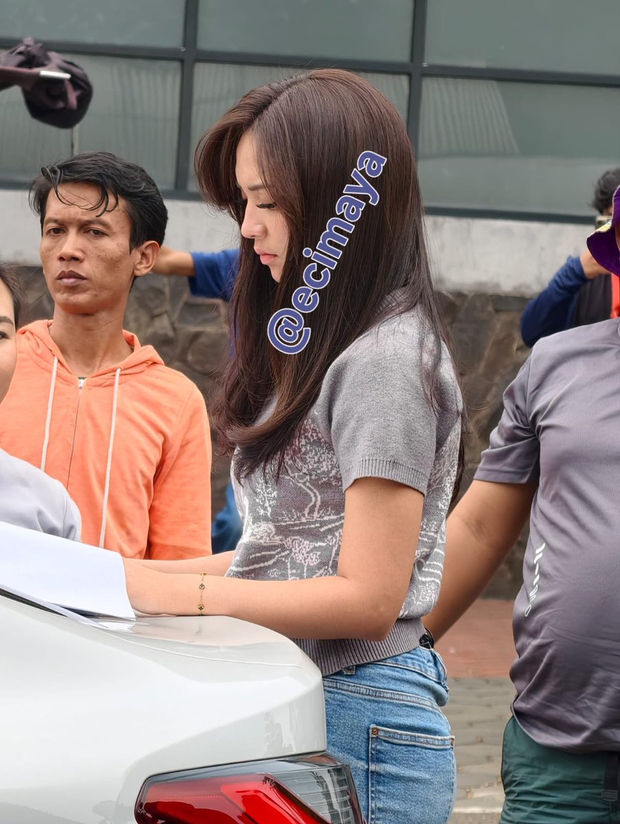 ecimaya's tweet photo. Gak mudah loh jd PU. ngapalin skenario , scene byk , kerja sampe dini hari , PU cewek full makeup ampe mlm,untungnya PH kasih mrk fasilitas hotel sekitar lokasi syuting ,krn tau PU manusia biasa yg hrs di jaga  kesehatannya mana tiap hr,minggu libur
#aryasaloka
#ashaassuncao https://t.co/knlYBIMWzx