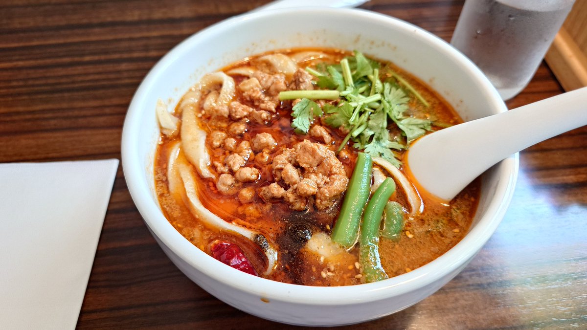 n0vu0913's tweet photo. 西安刀削麺 馮記 曙橋店
今日のお昼ごはんは、麻辣刀削麺にしました。
いつも通り美味しかったです。
ごちそうさまでした。

今日は日差しが強く暑かったのに、少し離れたこちらで熱々の麻辣刀削麺を食べたので、職場に戻った時には汗だくでした。 https://t.co/Vohf3d31k0
