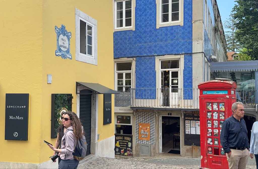 missp_mystaery's tweet photo. งาน tiles ที่ sintra ฮะ ที่นี่ไวบ์น่ารักมาก นั่งรถไฟจากลิสบอนประมาณ 1 ชม.เอง https://t.co/0WfkE4AUPf