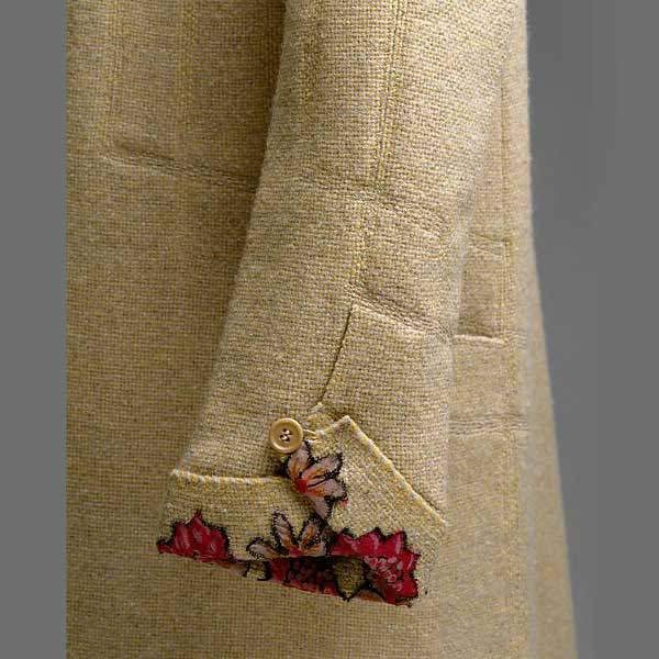 TheVFG's tweet photo. House of Chanel, 1929.
The appliqué has been cut flower by flower to follow the printed pattern. The decorative stitching strengthens the fabric while appearing purely ornamental. 
Details became hallmarks of Gabrielle Chanel's approach to design.
Metropolitan Museum of Art https://t.co/CwRrIvzusE