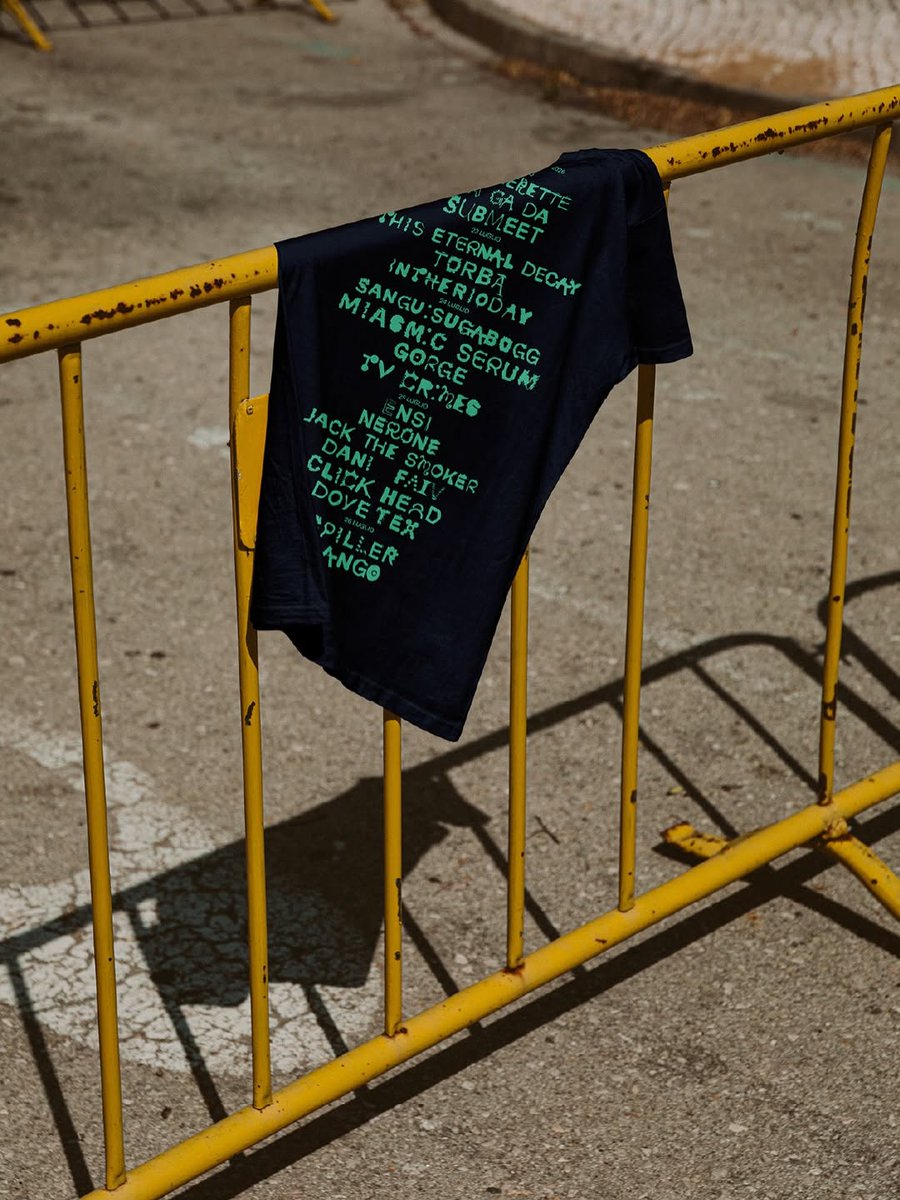 curtarocktweeta's tweet photo. Se un festival ti resta addosso, tanto vale vestirlo.
Le t-shirt ufficiali di Curtarock 2026 saranno disponibili per tutta la durata del festival al Rambla Point.
Passa a scoprirle e porta a casa un pezzo di questa edizione. https://t.co/aRFXPXACTV