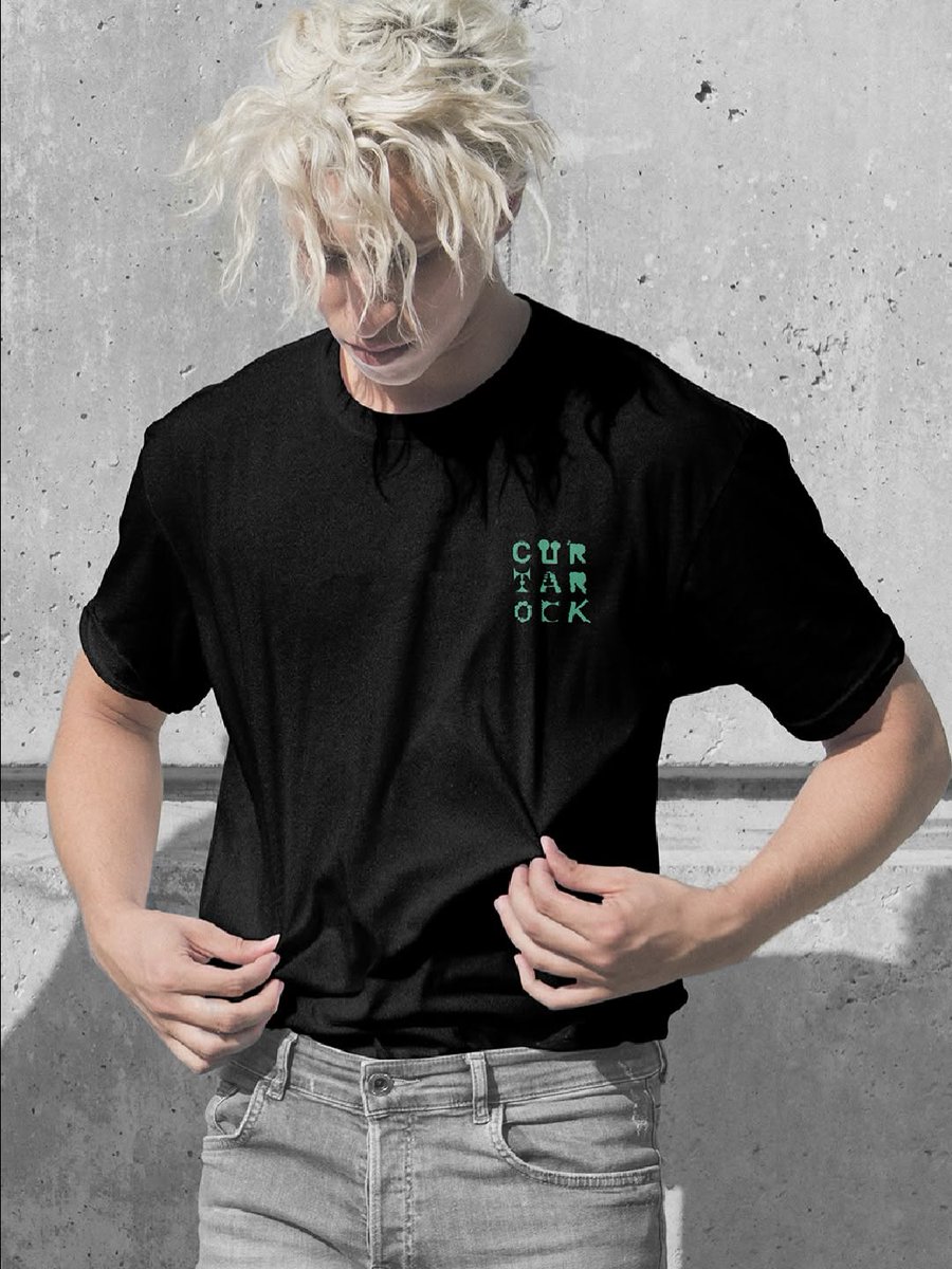 curtarocktweeta's tweet photo. Se un festival ti resta addosso, tanto vale vestirlo.
Le t-shirt ufficiali di Curtarock 2026 saranno disponibili per tutta la durata del festival al Rambla Point.
Passa a scoprirle e porta a casa un pezzo di questa edizione. https://t.co/aRFXPXACTV