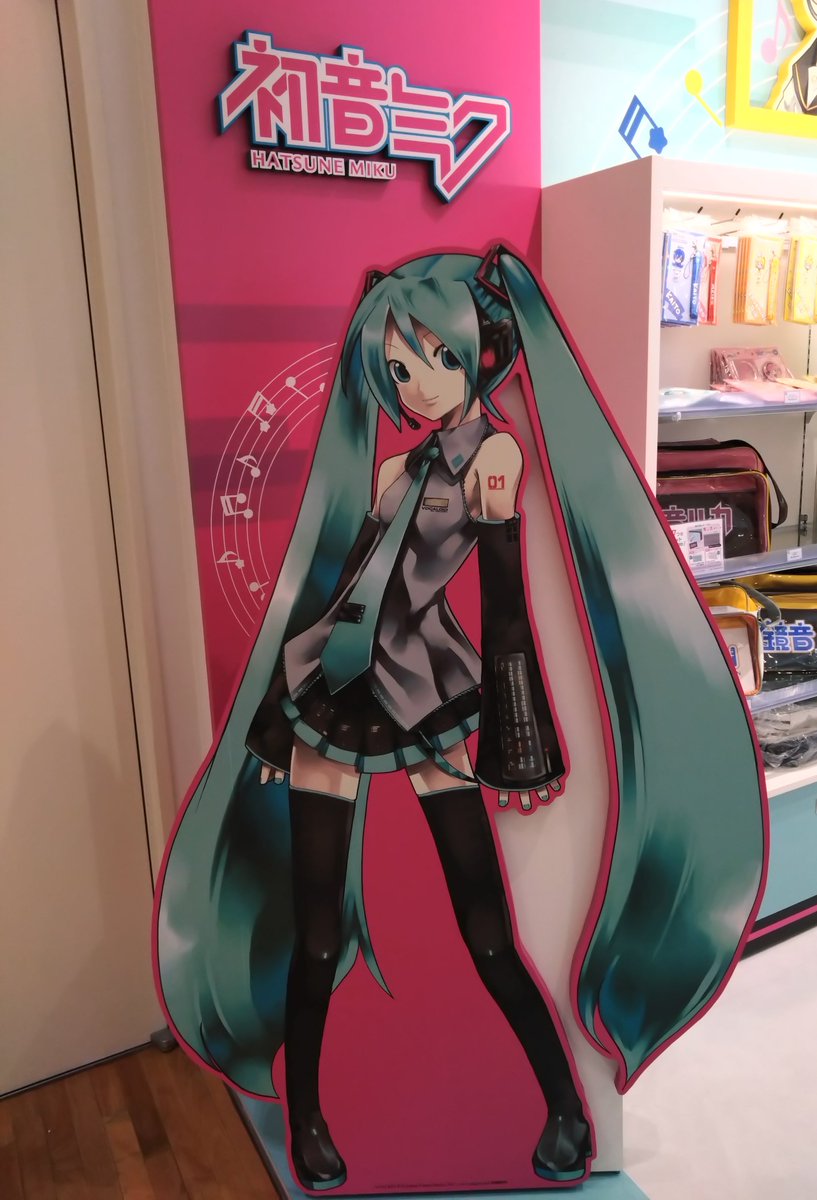 doshi_110's tweet photo. 原宿初音ミクストア‼️欲しいものあったんだけど金欠で無理すぎた😭😭 https://t.co/JFhmmBKCiZ