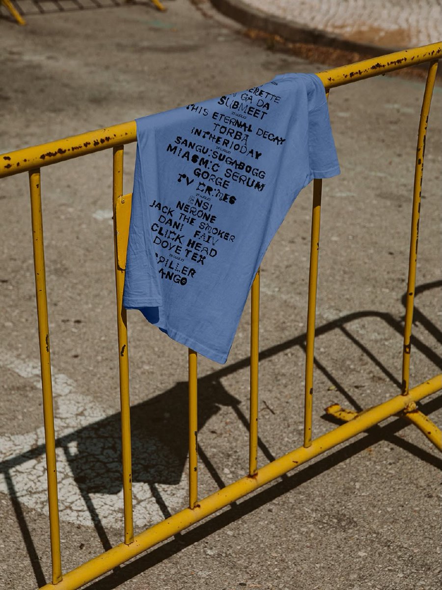 curtarocktweeta's tweet photo. Se un festival ti resta addosso, tanto vale vestirlo.
Le t-shirt ufficiali di Curtarock 2026 saranno disponibili per tutta la durata del festival al Rambla Point.
Passa a scoprirle e porta a casa un pezzo di questa edizione. https://t.co/aRFXPXACTV