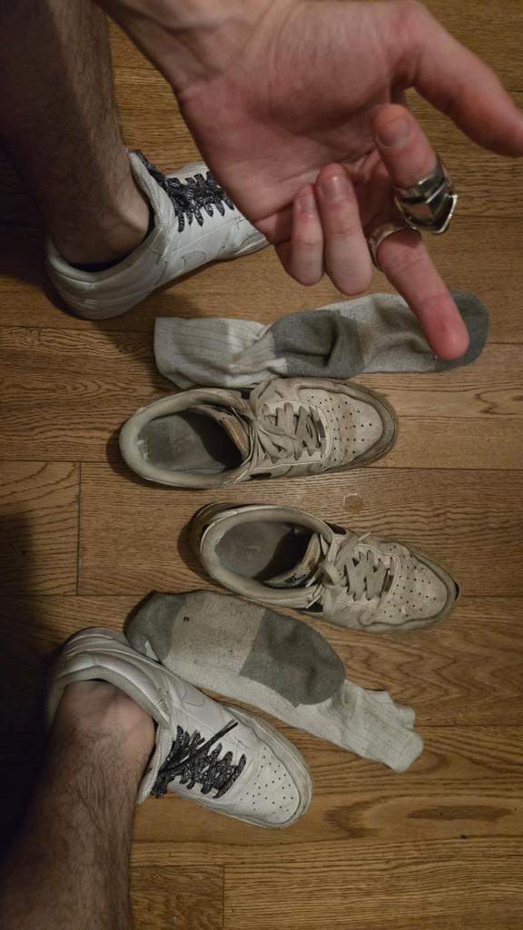 MasterAshBDSM's tweet photo. Le mie #NIKE AF 1 meritano una bella pulita. Qualche leccapiedi con la lingua libera? DM me

#findom #moneyslave #atm #nike #STINKYfeet #feetfetısh #alphafeet @master_italiani @masteritaliani @FetishSong @monslv5 https://t.co/ZXMpCYCZLl