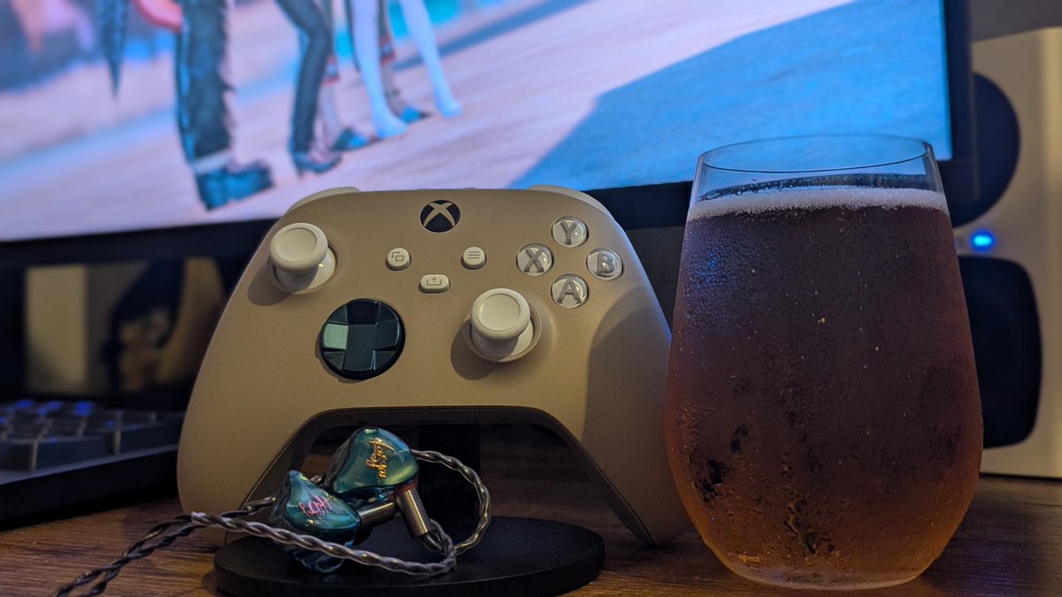 swi2_ff14's tweet photo. フレに教えてもらった　#XBOXDesignLab でコントローラ買った✌️方向キーの色はイヤホンとお揃いである。モニタも買い替えて4K160FPS出るようになり、最高の週末に突入🫶今週もお疲れしたーーー！！！かんぱーい🍻 https://t.co/HoAFRPYI9I