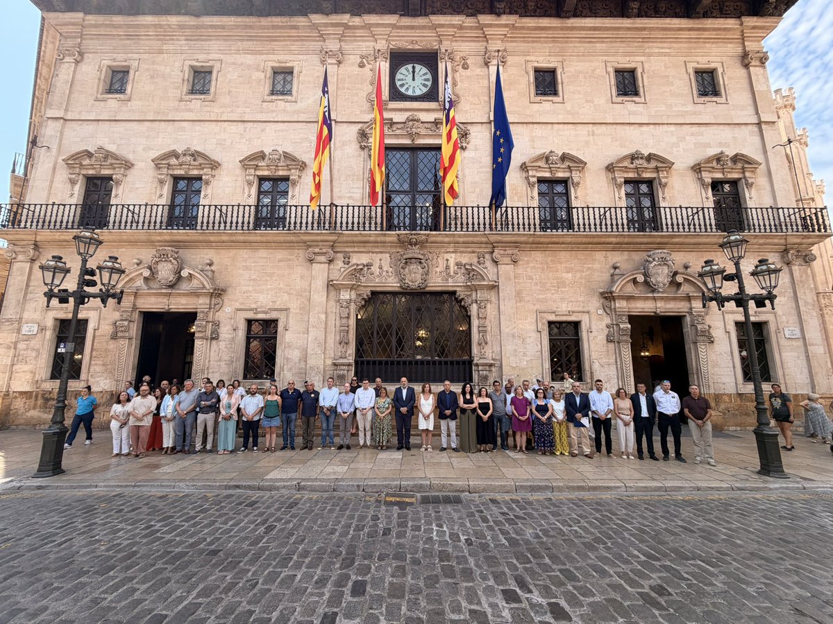 F_Armengol's tweet photo. Fem a les Illes un minut de silenci en record de les persones que han perdut la vida i en suport de totes les afectades per l’incendi de Los Gallardos.

Tot el meu afecte per a les seves famílies i tota la solidaritat amb la població que n’està patint les conseqüències. https://t.co/7pSOd0KBOo