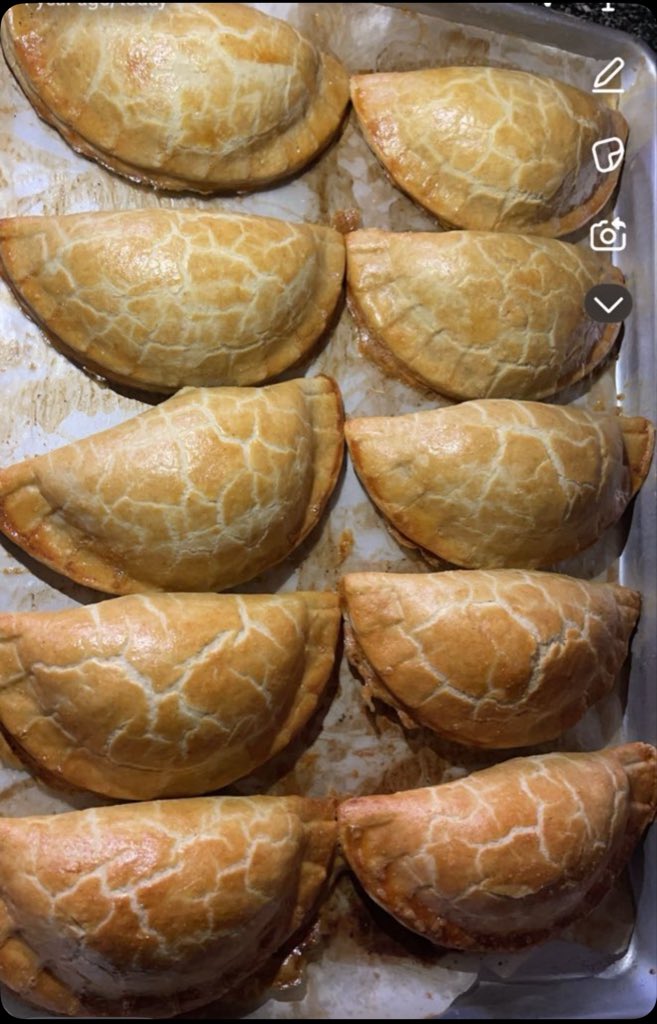 ___Bils's tweet photo. 3 packs of Meat-pies available oooo my customers 

Kindly retweet 

3 for 5k only https://t.co/U5Ays6lhBB